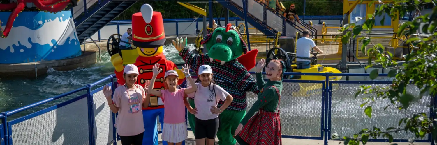 Im LEGOLAND Deutschland Resort herrscht ausgelassene Sommerlaune bei Wasserspaß, schlecken Eis und treffen den Weihnachtsmann? Parkdrache Olli hatte sich offenbar im Monat geirrt. © Legoland Deutschland Resort