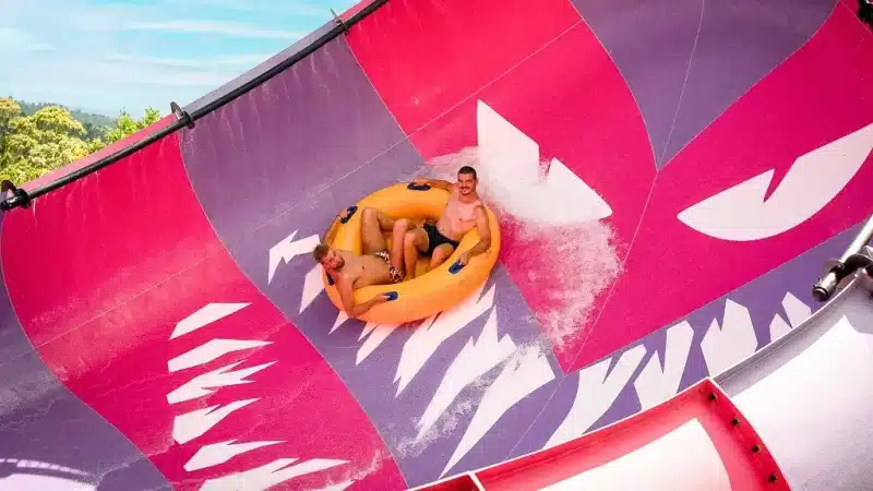 Parque Aquático setzt auf Kontraste: Fröhliche Farben und gruselige Elemente auf der neuen Rutsche von wiegand.waterrides