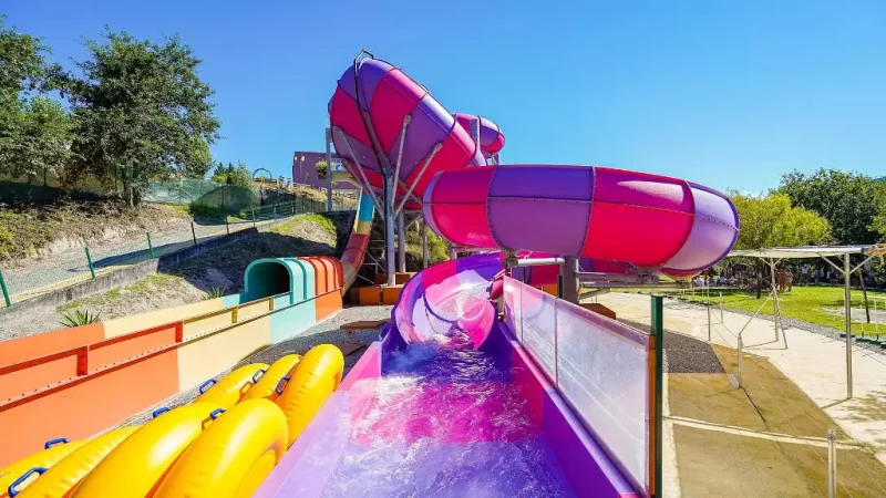 Parque Aquático setzt auf Kontraste: Fröhliche Farben und gruselige Elemente auf der neuen Rutsche von wiegand.waterrides