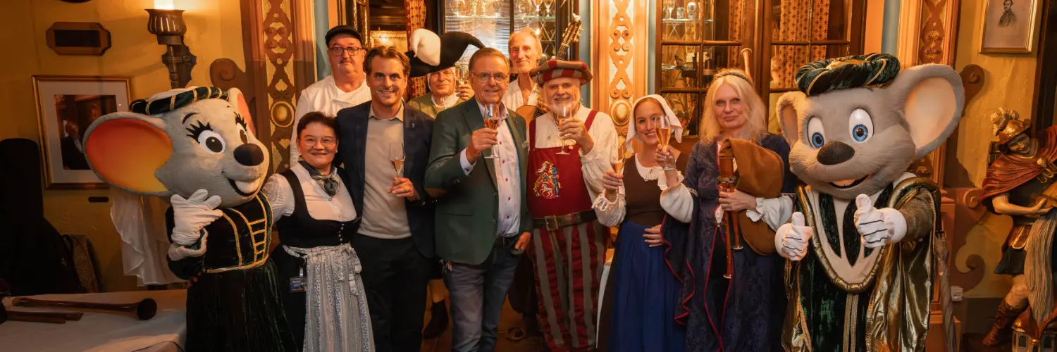 Thomas und Roland Mack gemeinsam mit Wolfgang Evers, der das Rittermahl über 32 Jahre lang maßgeblich prägte (4. v. l.) und dem Schlossherren, Mägden und Knechten des Festmahls © Europa-Park Resort