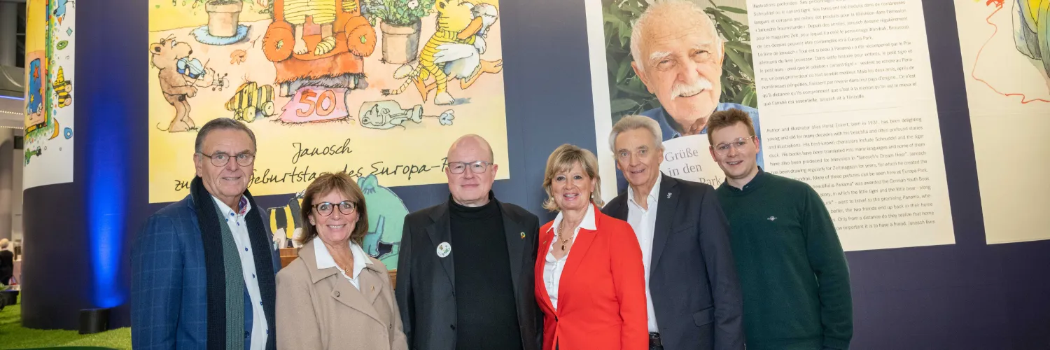 Familie Mack mit dem Freund und Verleger von Janosch Alexander Lieventhal in der Ausstellung im Europa-Park © Europa-Park Resort