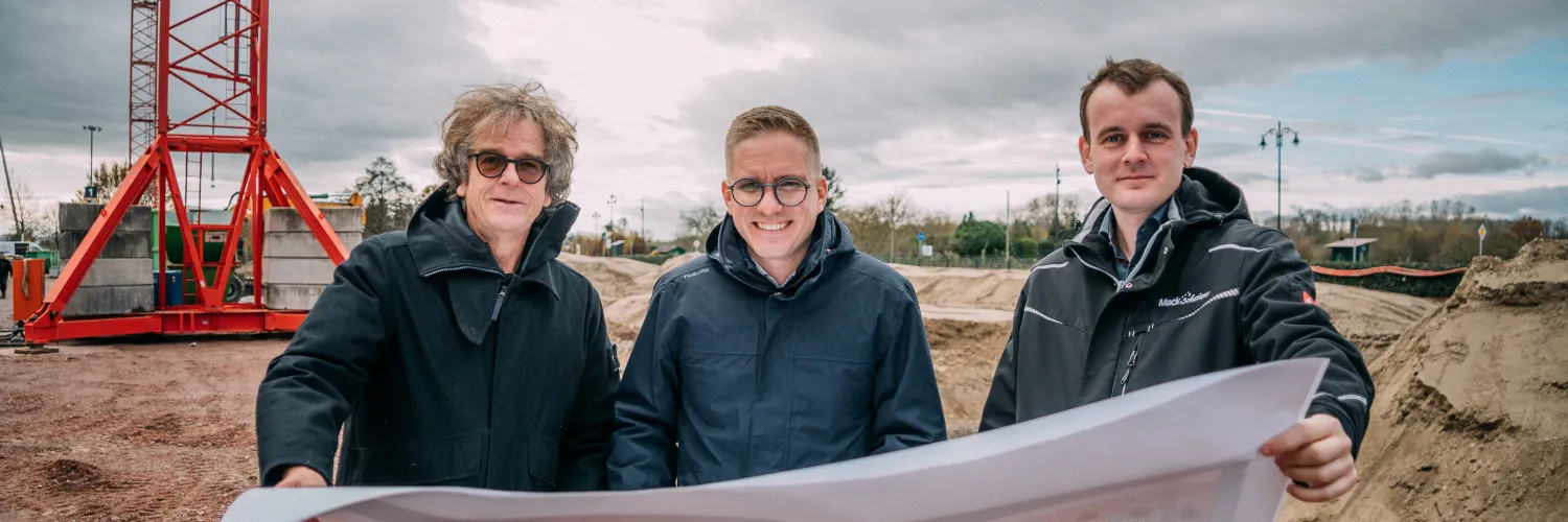 Rechtsanwalt Michael Thoma, Bürgermeister Kai-Achim Klare aus Rust und Tobias Decoux von Mack Solutions Europa-Park, besichtigen die Baustelle des neuen Parkdecks am Camp Resort des Europa-Park © Europa-Park Resort