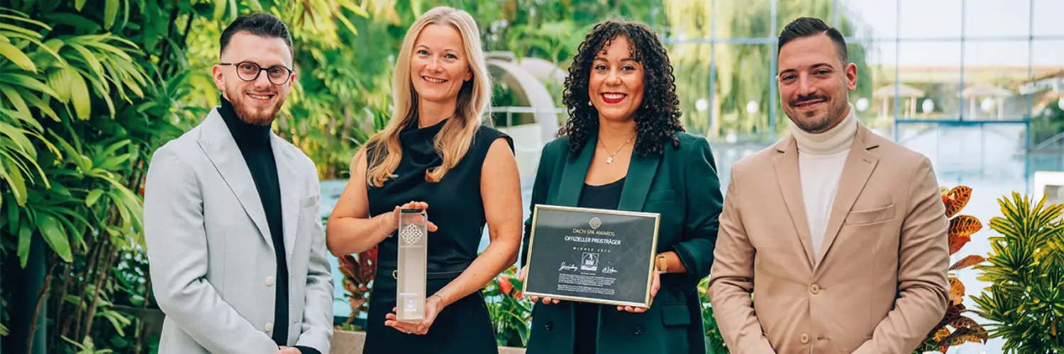 (v.l.n.r. Geschäftsführer DACH Spa Award Abdulbaki Erdem, Therme Erding Prokuristin Jacqueline Plan-Ertl, Therme Erding Head of Digital Marketing Anna Gersten, Geschäftsführer DACH Spa Award Marco Gisonni) © Therme Erding