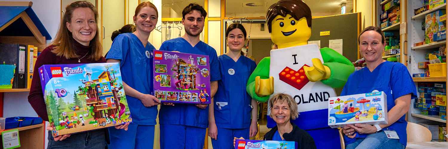 Beim Besuch des Kinderklinikums in Ulm hat das Team vom LEGOLAND® Deutschland und dem PEPPA PIG Park auch LEGO® Spenden für die Station mitgebracht. © Legoland Deutschland